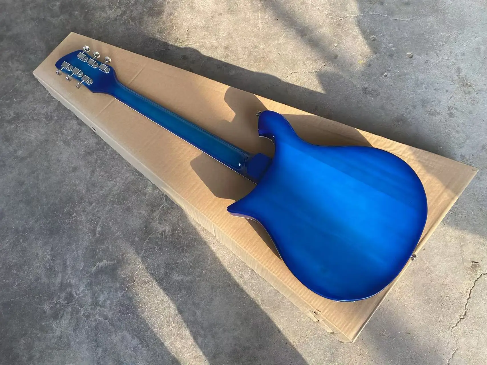 660 Electric Guitar 6 String Tailpiece Blue Color, "R" Shaped Bridge, Gold Pickguard, Checkerboard Binding Guitarra