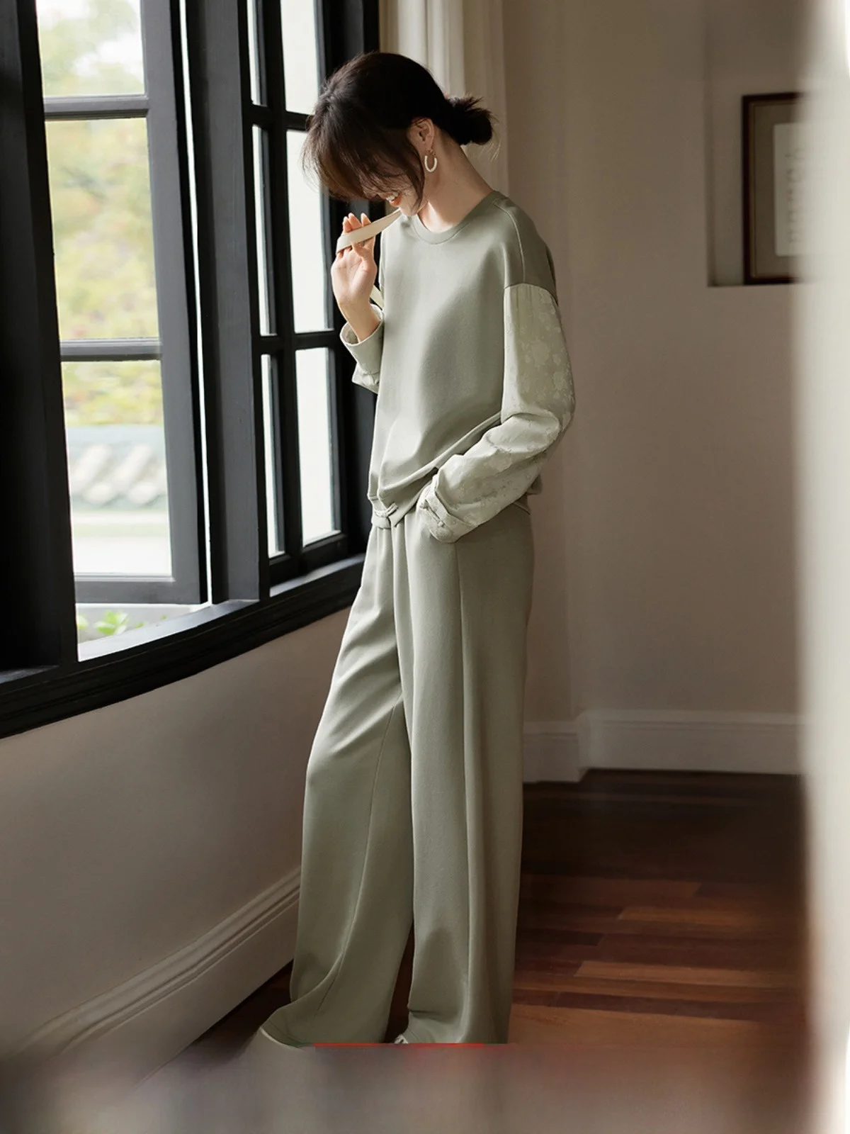 

XWI китайский повседневный комплект, женский весенний новый атласный свитшот с вышивкой, свободные прямые брюки, комплект из двух предметов