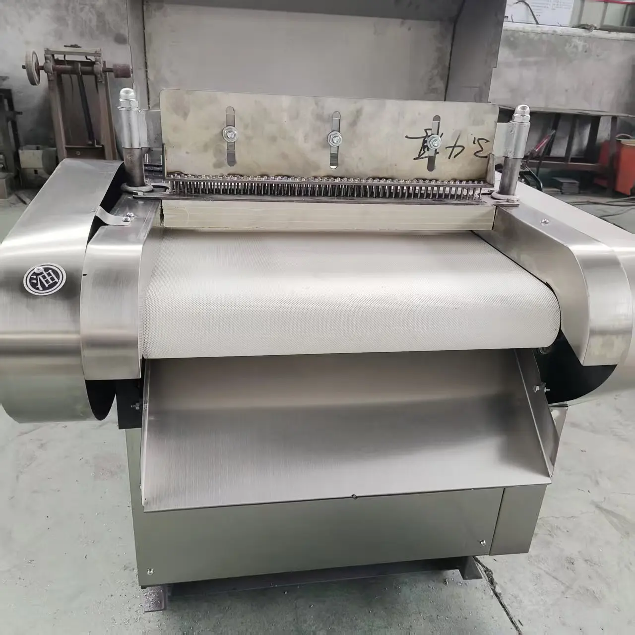 Automatic fruit piercing machine, freeze-dried fruit processing machine, candy fruit processing machine