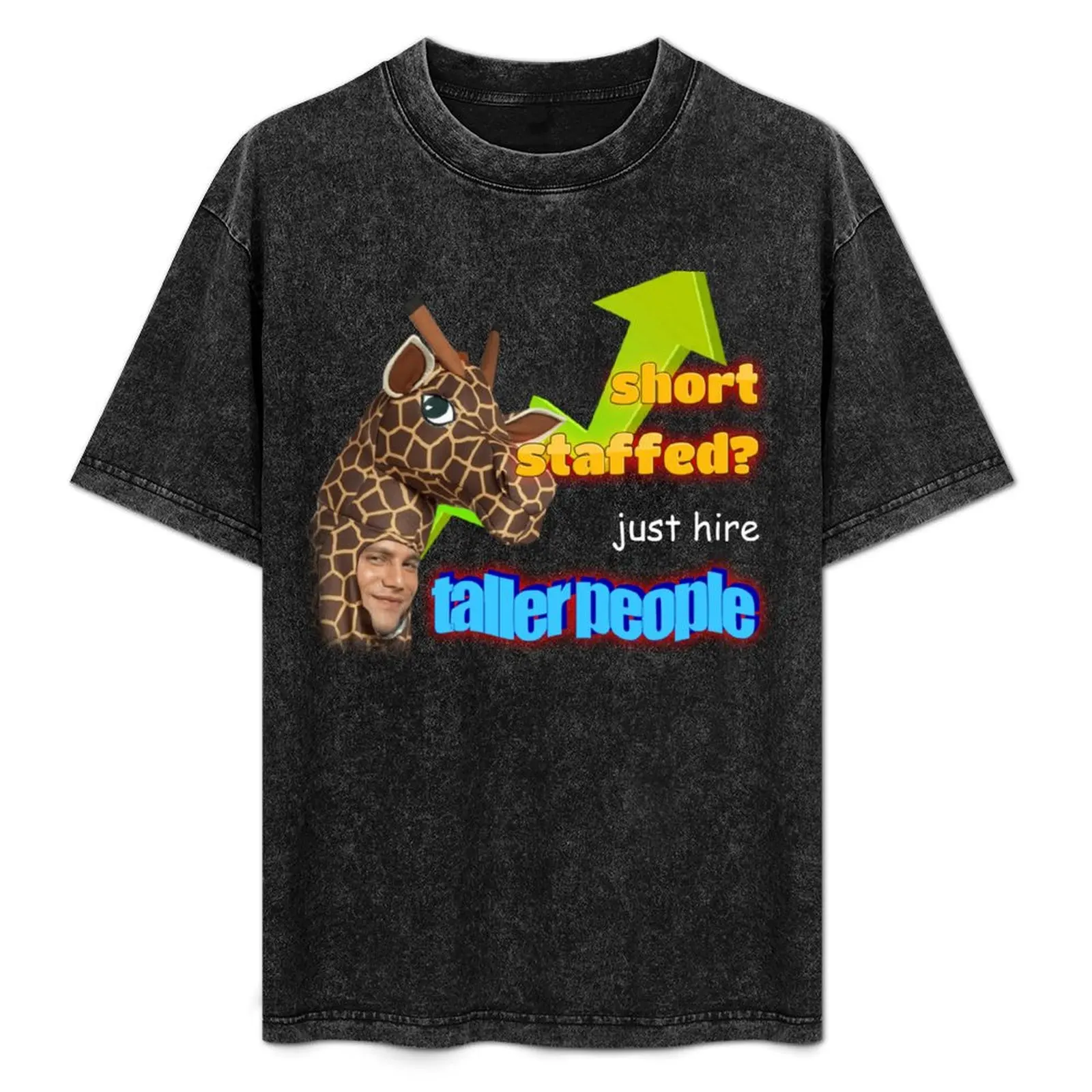 Camiseta Deportiva para Hombre con Meme 'Short Staffed Just Hire Taller People'