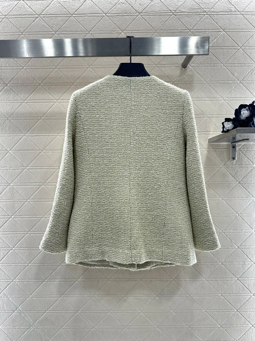 

A round-neck dress coat, high-waisted wide-leg straight-leg trousers, and a coarse-spun wool suit exude an elegant charm