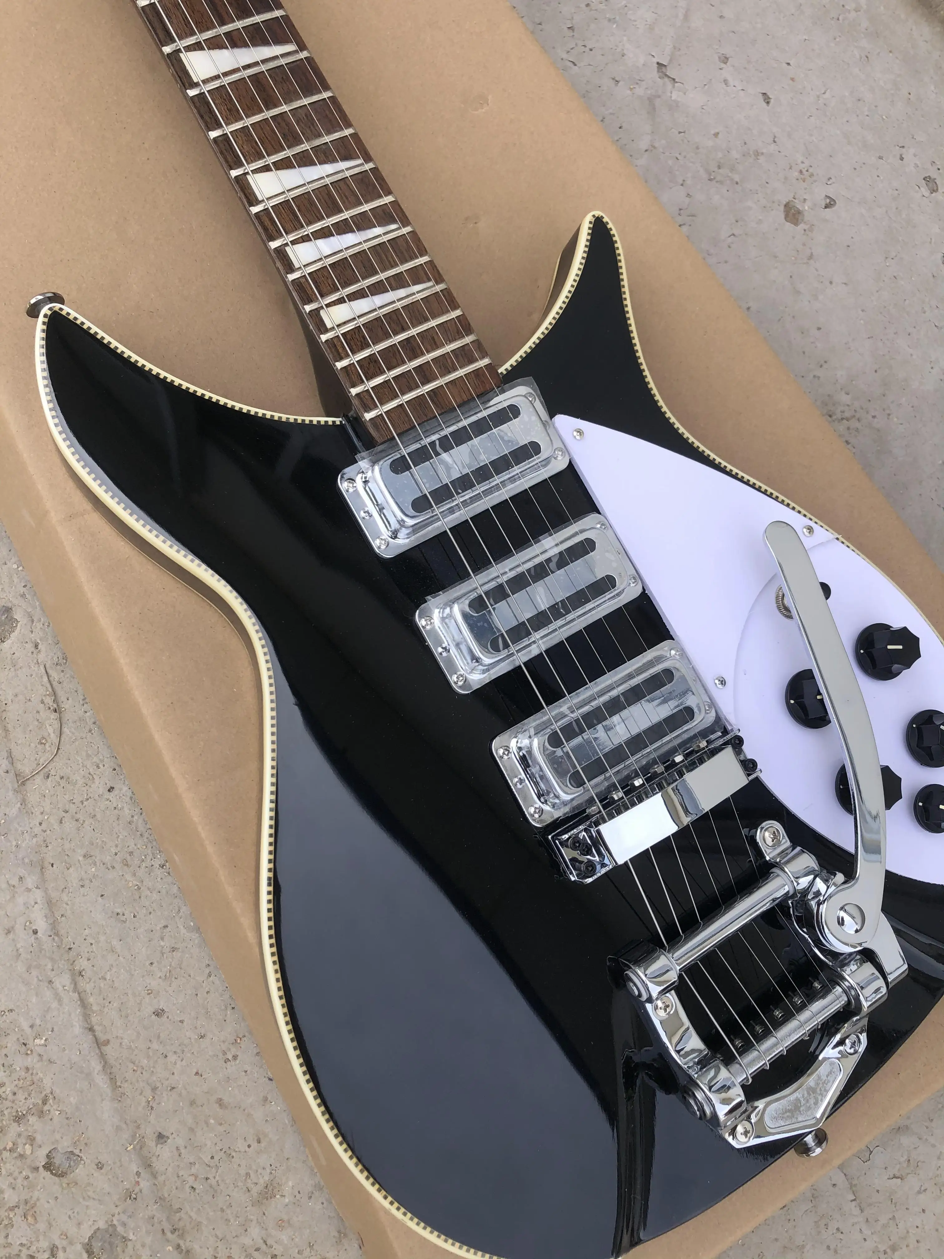 Rick 350 Black Electric Guitar, White Checkered Binding Lulu, Temolos System Bridge, 628mm, 3 Mini Humbucker Pickups