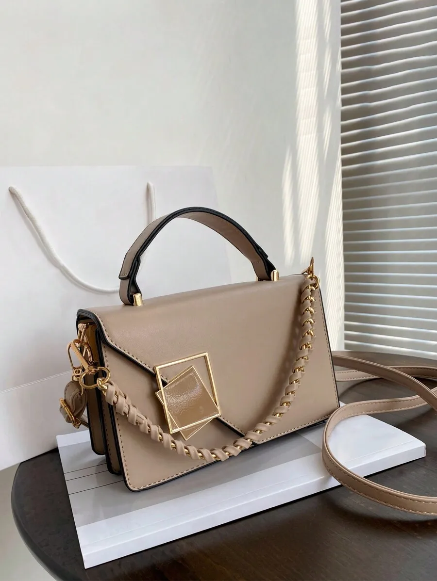 

Бежевая сумка с верхней ручкой, плетеным ремешком-цепочкой и золотой квадратной застежкой