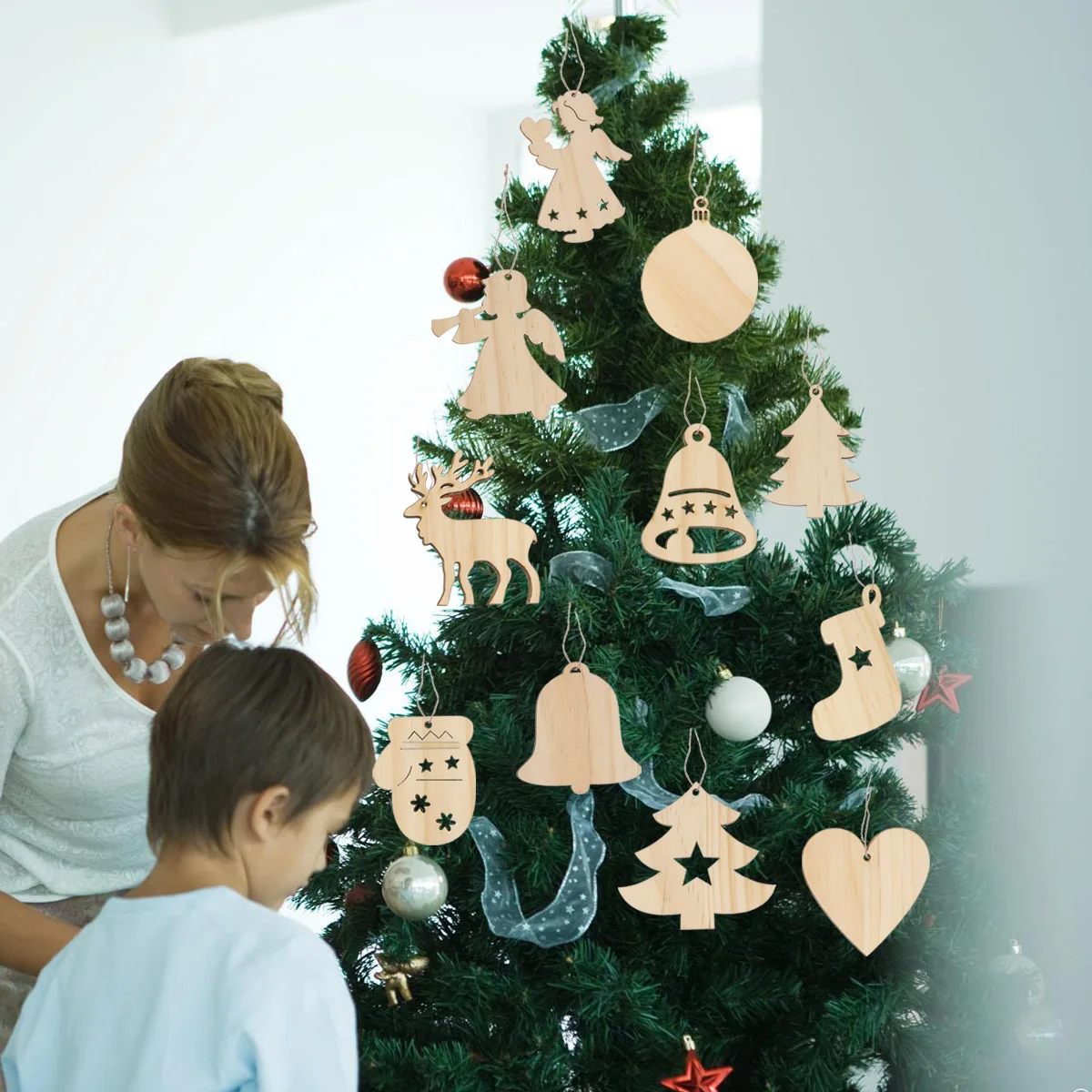 

10Pcs Wooden Hanging Christmas Cutouts Natural Wood Pendants Christmas Tree Decoration DIY Craft Accessories for Holiday