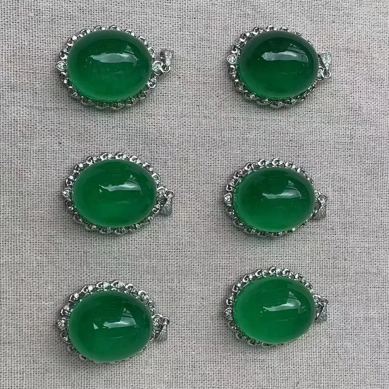 

1pcs/lot All Natural Emerald Green Quartz Stone Pendant Oval Stone Female noble accessories gem jewelry amulet rare precious diy