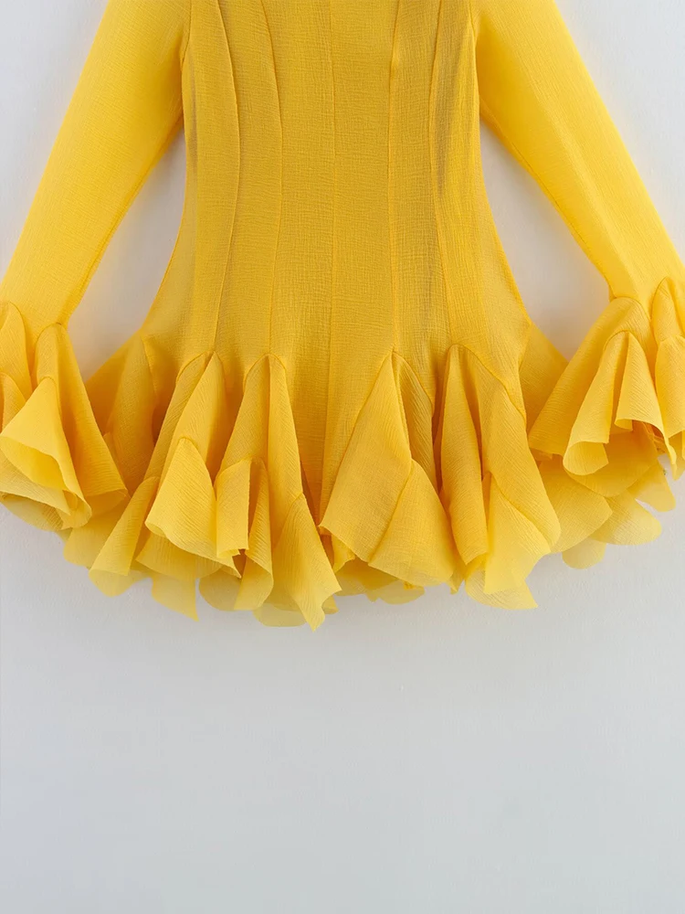 Robe courte pour femmes, design de niche, chic et à la mode, coupe à volants, coupe slim, couture superposée, ourlet, nouvelle collection 2025