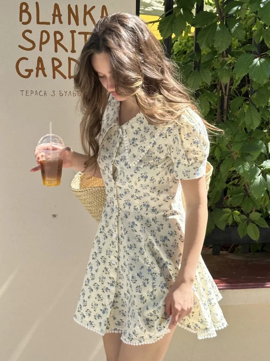 Bornladies 2026 Sommer Neues Blumenmuster Kurzarmkleid Damen Elegantes Figurbetontes Süßes Knopfleisten-Minikleid mit Puffärmeln – Detail 8