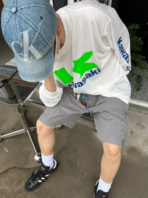 กางเกงลำลองทรงตรงแบบอเมริกันเรโทร ผ้าบาง แห้งเร็ว สีสันสดใส ใส่ได้ทั้งชายและหญิง ทรงหลวม ระบายอากาศดี ขากว้าง ใส่ได้หลายโอกาส ความยาวห้าส่วน