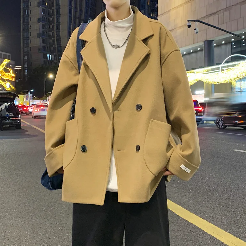 

Короткое мужское пальто из шерстяной смеси с приталенным силуэтом, формованным и контурированным кроем