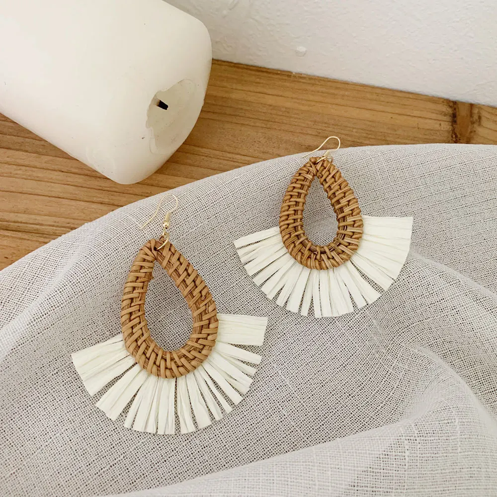 WJFH-ARTS Creative Rattan Weave Raffia Grass Splicing Design Geometry Fan-Shaped Pendant Earrings Women Leisure Vacation Eardrop