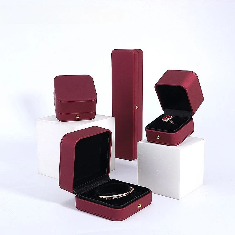 

Rounded Corner Gold Buckle PU Jewelry Box Premium Ring Jewelry Pendant Necklace Jewelry Box Bracelet Packaging Wholesale