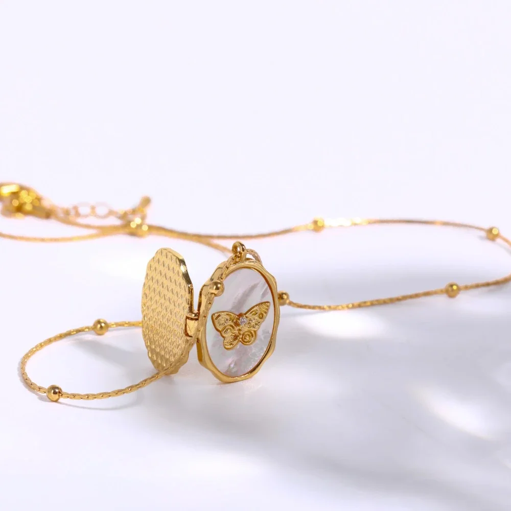 Vintage White Shell Butterfly Necklace for Women Openable Album Photo Frame Locket Geometric Pendant Necklaces Elegant Jewelry
