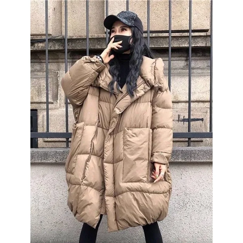 

Стильный новый пуховик большого размера, зимнее пальто средней длины с капюшоном, свободная белая куртка на утином пуху в корейском стиле, модная верхняя одежда