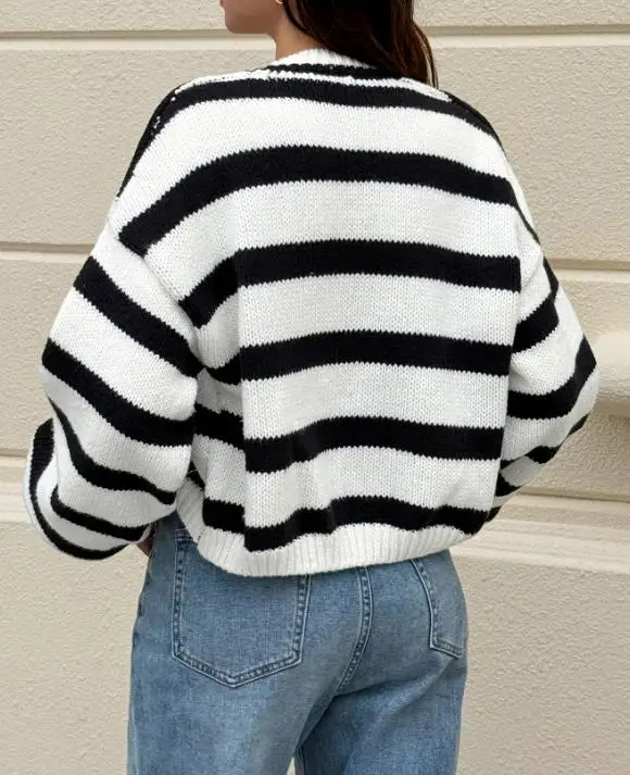 เสื้อสเวตเตอร์ผู้หญิง 2026 ฤดูใบไม้ผลิ ฤดูใบไม้ร่วง แฟชั่นใหม่ ลายทาง คอวี แขนยาว ทรงหลวม สวมใส่ได้หลากหลาย สไตล์ลำลอง