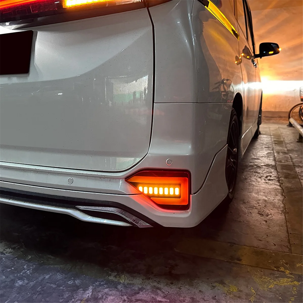 รถด้านหลัง Reflector Light กันชนไฟท้ายหมอกไฟเบรคสําหรับ Toyota Noah Voxy 90 Series