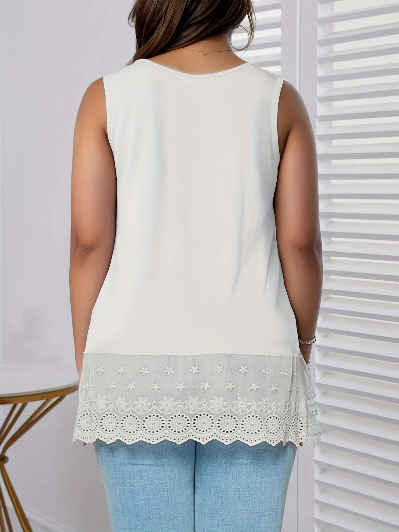 Elegantes Damen-Tanktop in Übergröße mit Spitzenbesatz für stilvolle Sommeroutfits – Detail 6