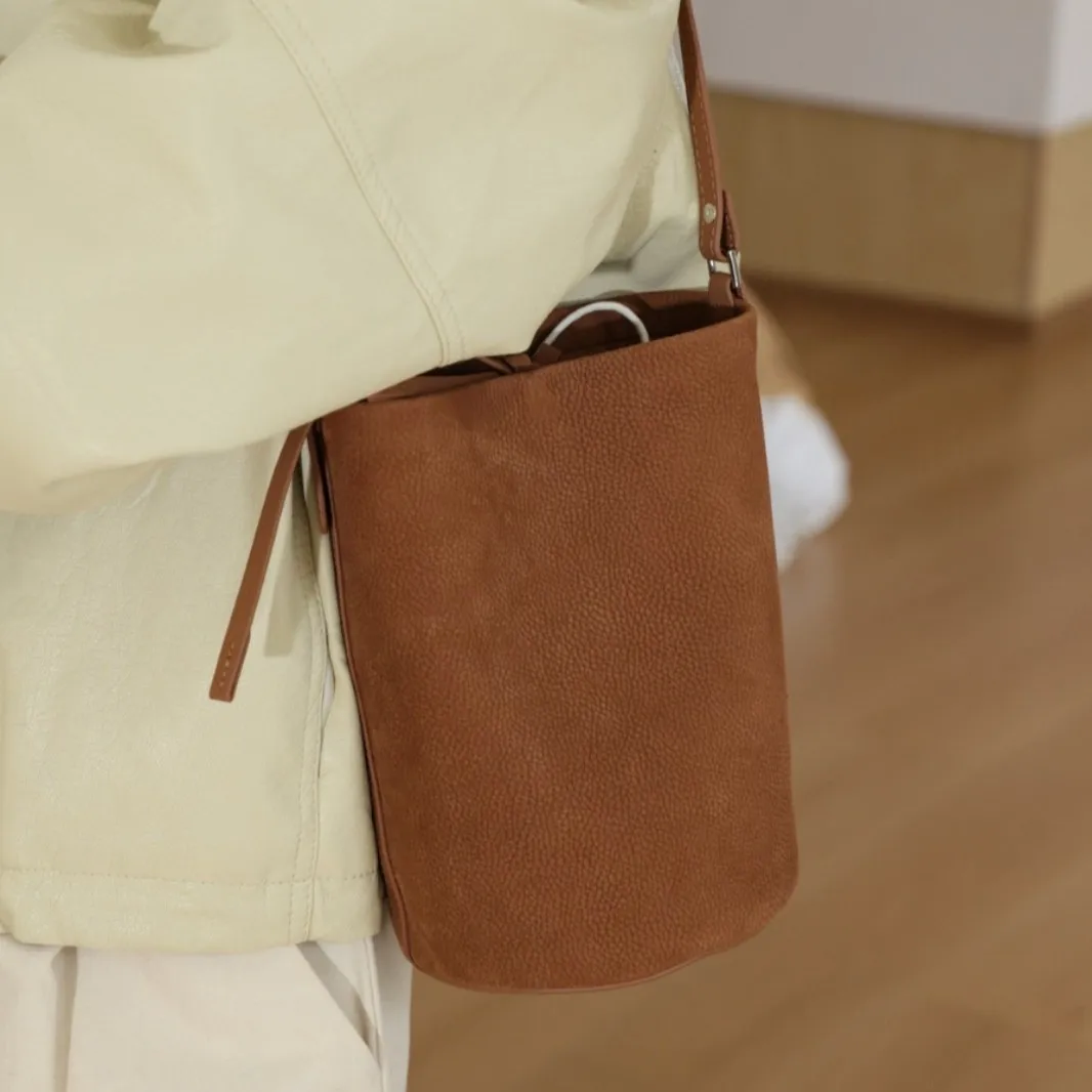 طبقة علوية من جلد الغزال لخريف/شتاء 2026 حقيبة دلو كروس متعددة الاستخدامات من الجلد الطبيعي للنساء بكتف واحد