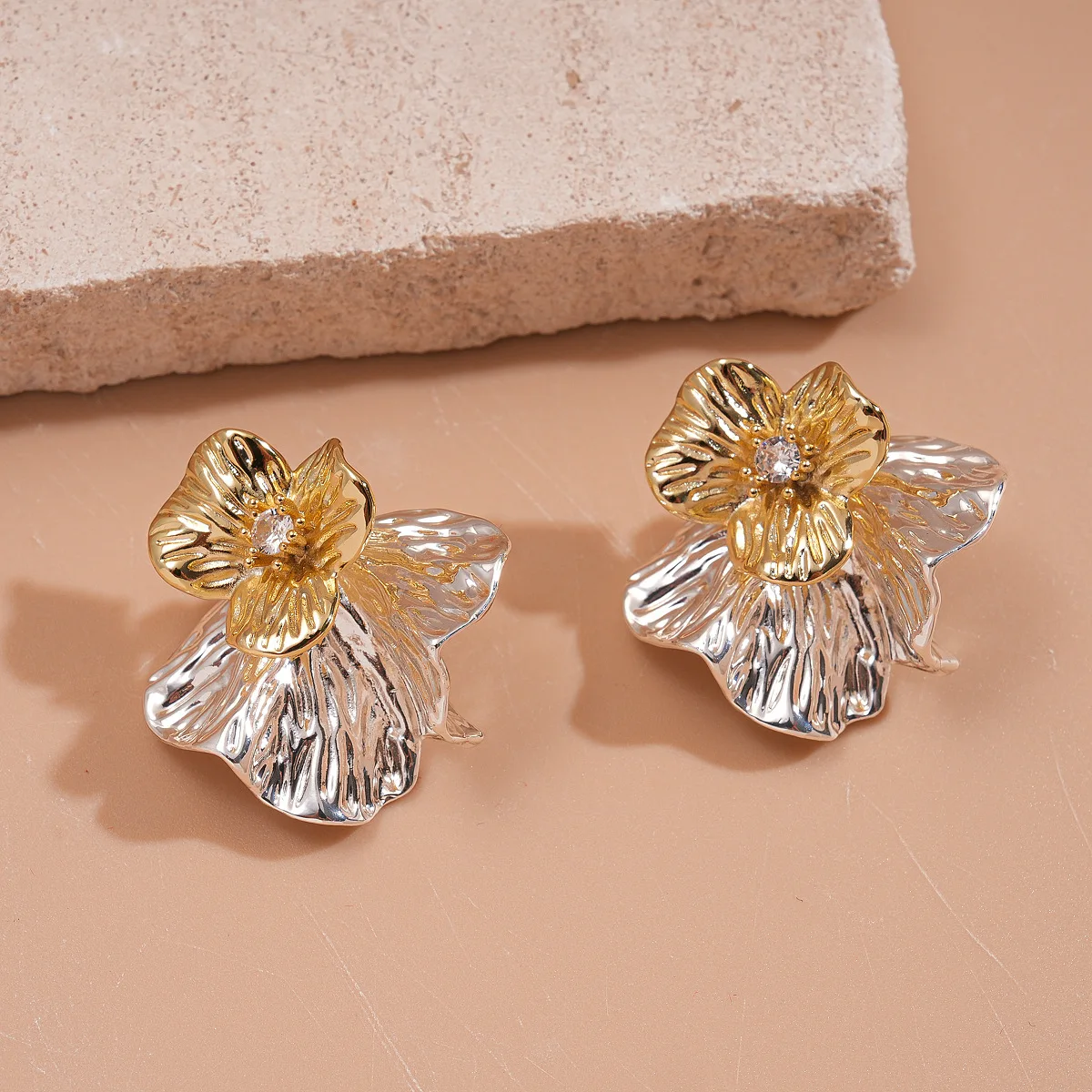 اللون كتلة مطوي المعادن قرط صغير زهري للنساء الأزهار مطعمة الزركون الأذن ترصيع بيان مجوهرات اكسسوارات الحفلات K1 #2