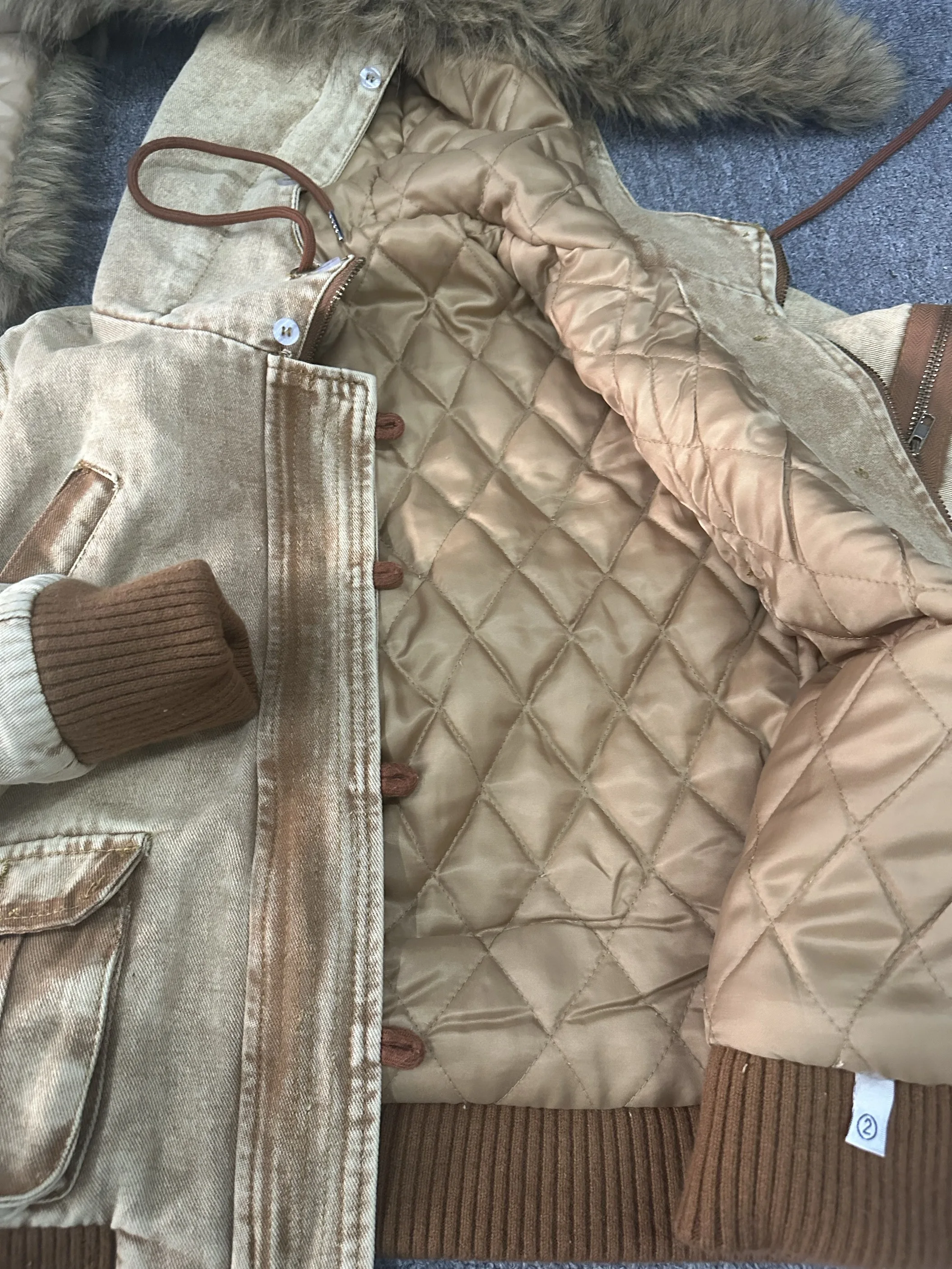 

2025 Новый осенне-зимний милый меховой воротник в корейском стиле с большим меховым воротником ​ ​ Утолщенная куртка, универсальная хлопковая куртка Slim Fit