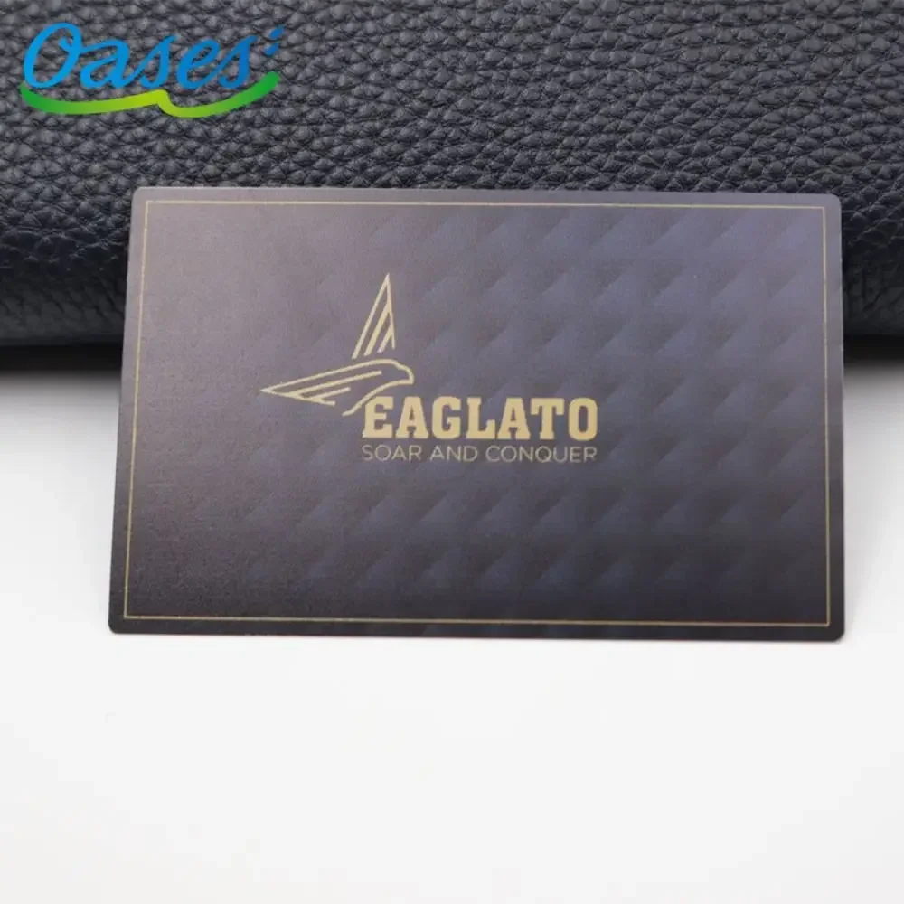 بطاقة ائتمان معدنية منقوشة بالليزر أنيقة وبأسعار معقولة وبطاقة ائتمان معدنية ذات خصم أسود مع تقنية رقاقة متكاملة