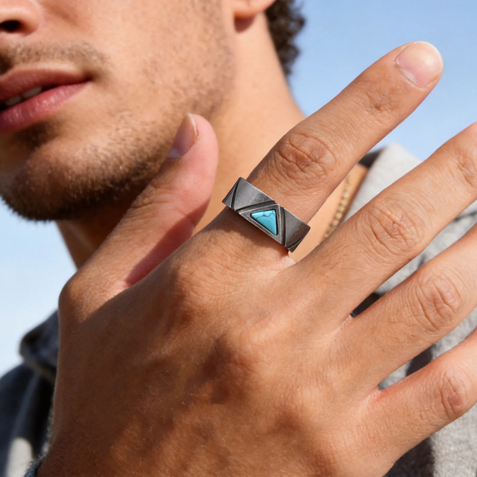 Vintage Gun Black Edelstahlring für Herren, dreieckig geschliffener natürlicher Türkisring, stilvoller Punk-Schmuck für Männer. – Detail 6