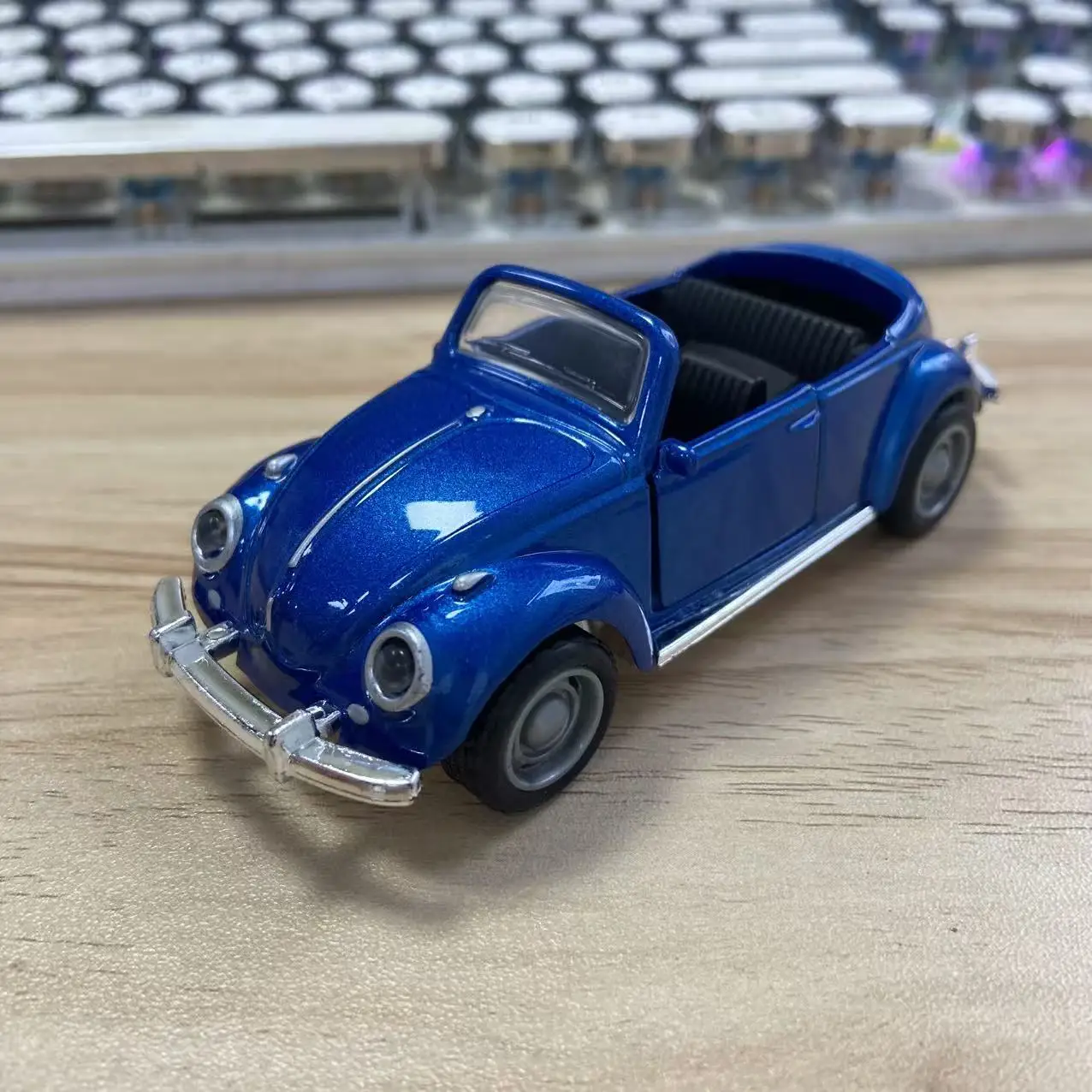 1 Stück, im Beutel verpacktes, klassisches, im Vintage-Stil gehaltenes, aus Zinklegierung gefertigtes Automodell, Retro-Roadster, mit Rückziehfunktion, aufklappbare Seitentüren. – Detail 16