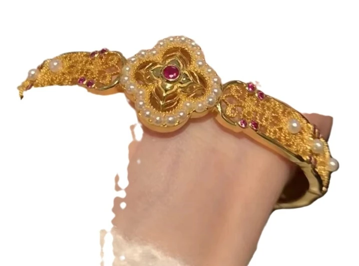 Argento 925 e oro placcato K Metodo antico Filigrana cava Stile corte femminile Bracciale con trifoglio di perle Gioielli con bracciale fine