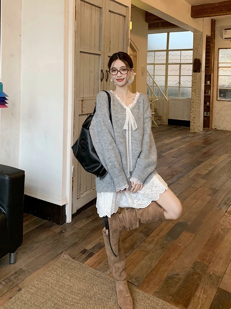 레이스 스플라이싱 디자인의 그레이 니트 스웨터 여성 가을 패션 투피스 세트 화이트 스트랩 드레스 스위트 스타일 탑과 스커트