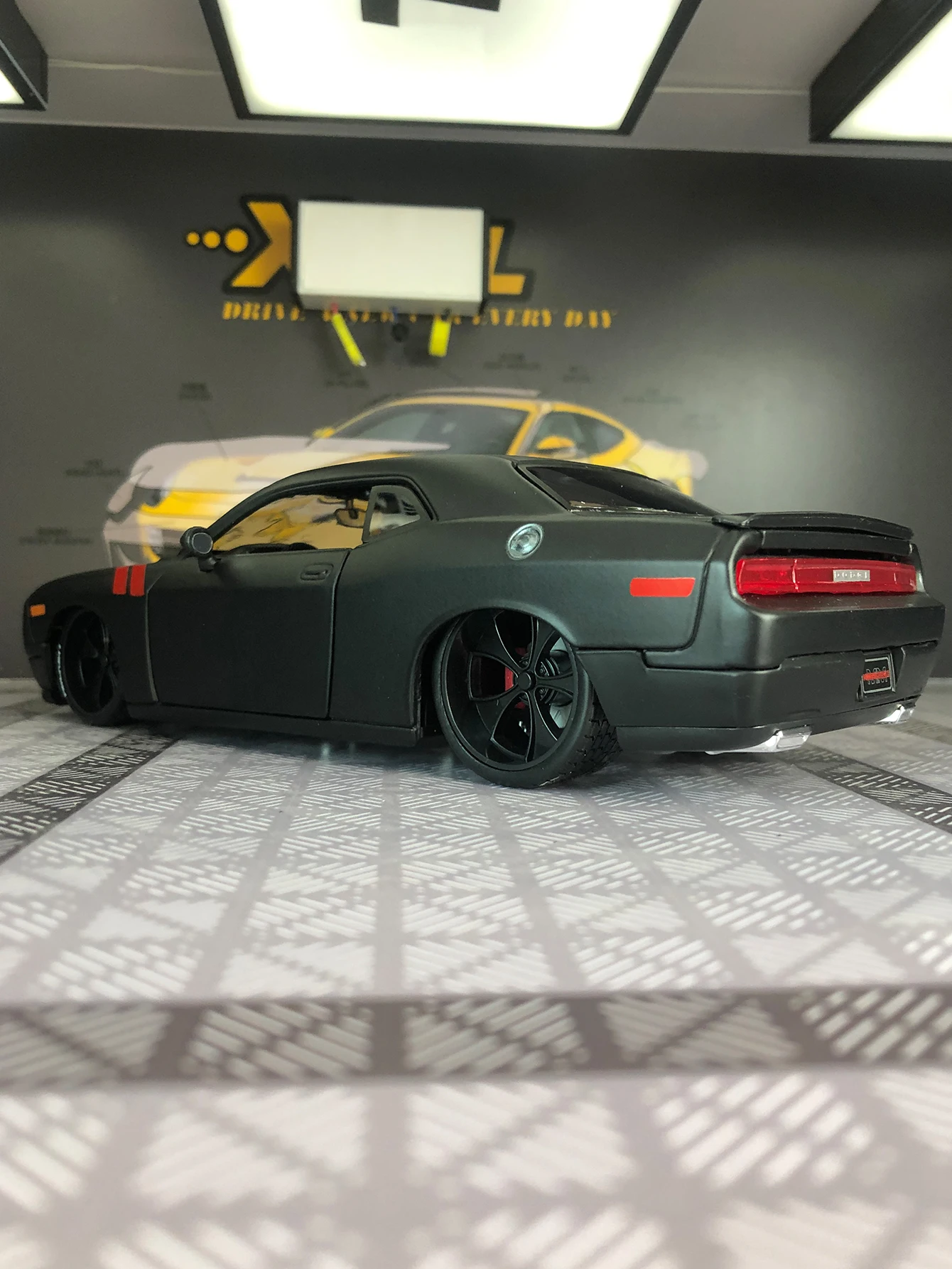 Maisto 1:24 simulação liga de zinco Dodge 2008 Challenger modelo de carro, ornamento estático, carro de presente colecionável de metal
