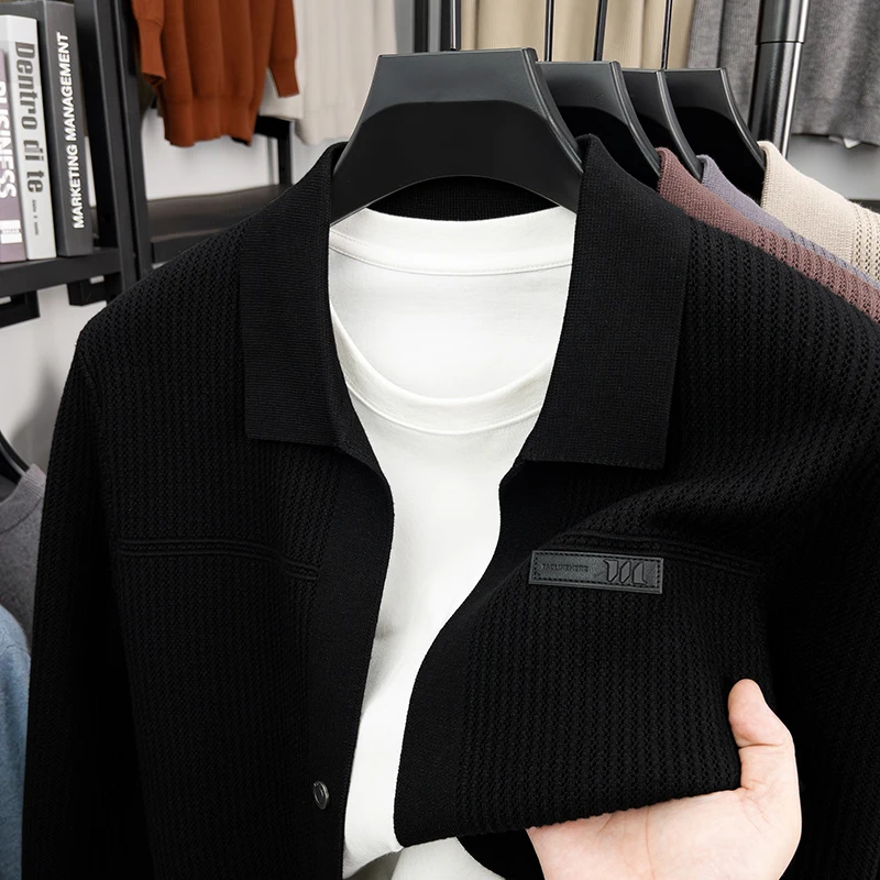 سترة رجالية متماسكة بأكمام طويلة وأزرار وياقة على شكل طية صدر السترة وتصميم جيب من القماش الناعم مضادة للبيلينغ ملابس رجالية غير رسمية للخريف والشتاء