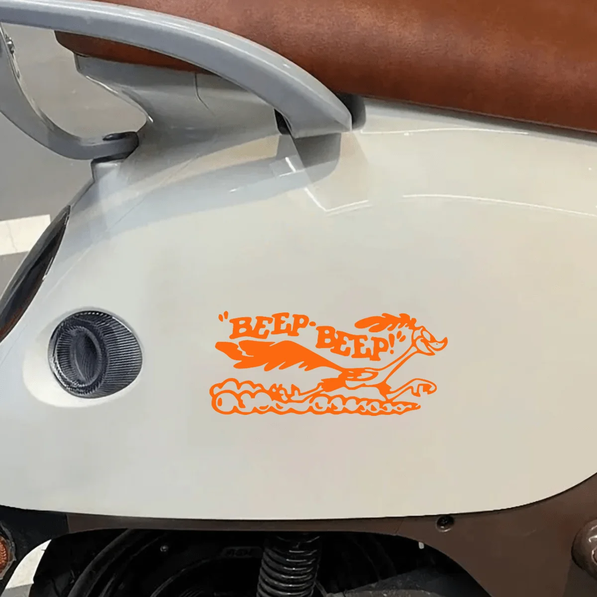 

Набор из 2 забавных аниме-наклеек «Птичка Бип-Бип» из винила, водонепроницаемые, для окон автомобиля, бампера, мотоцикла, топливного бака