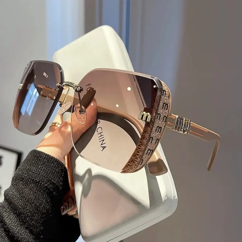 2025 Nuevas gafas de sol de moda con corte de borde, medio marco, gafas de sol simples de moda de alta calidad, gafas con brillo fino para mujer