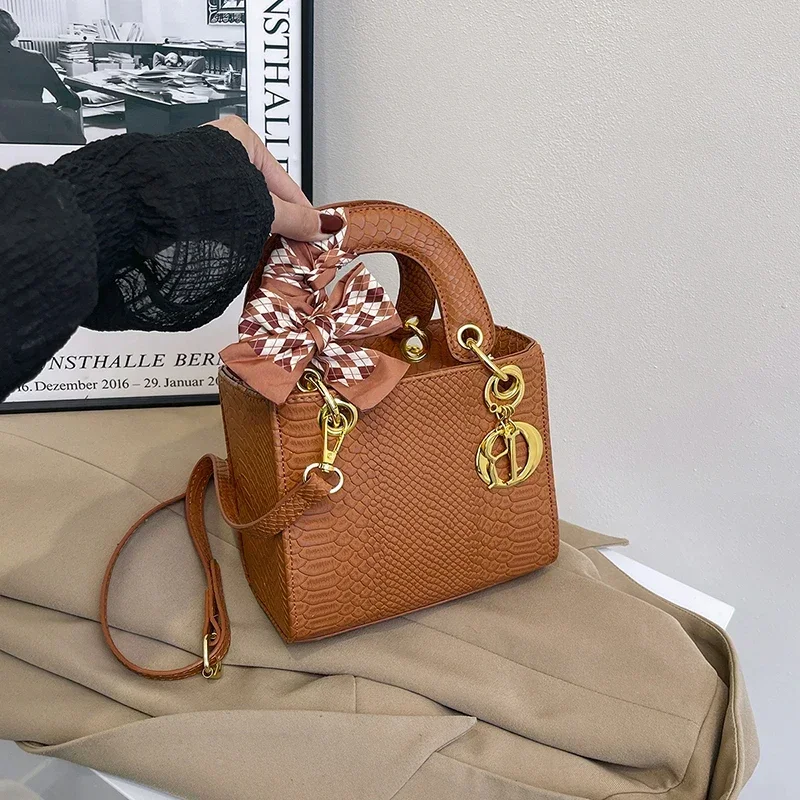 

Paris Inspired Leather Messenger Bag - Minimalist Solid Color Crossbody Purse with Letter Logo, Stylish Shopper