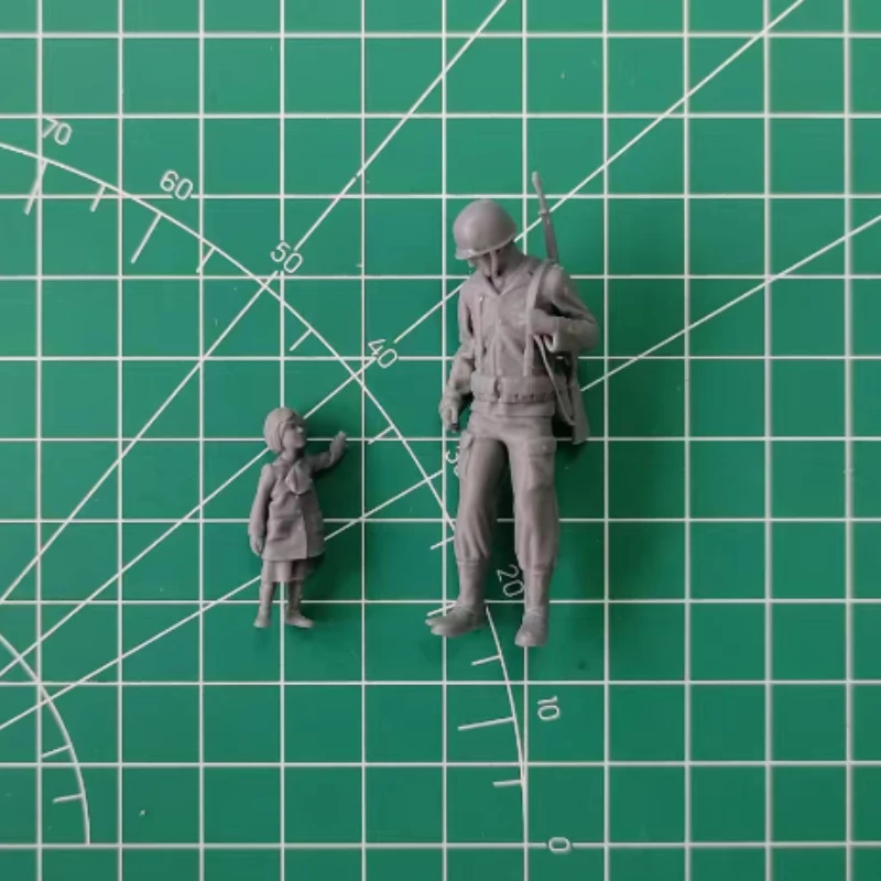 Kit de modelo de figura de resina fundida em escala 1/35, soldado dos EUA da segunda guerra mundial e crianças que retornam a casa, 2 figuras desmontadas e sem pintura
