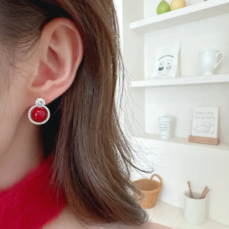 الأقراط الحمراء الشهيرة في الخريف والشتاء مصممة بشكل رائع بأسلوب فريد وعصري