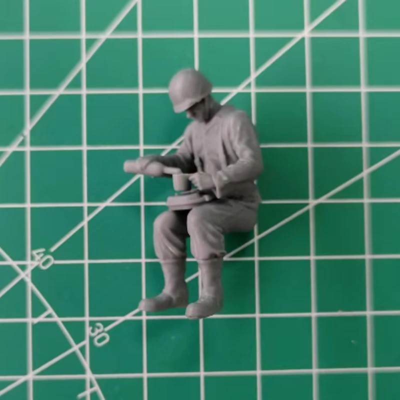 1/35 Scale Die-Cast Resin Figure Model Kit WWII US Soldier At Lunch Unassembled and Unpainted