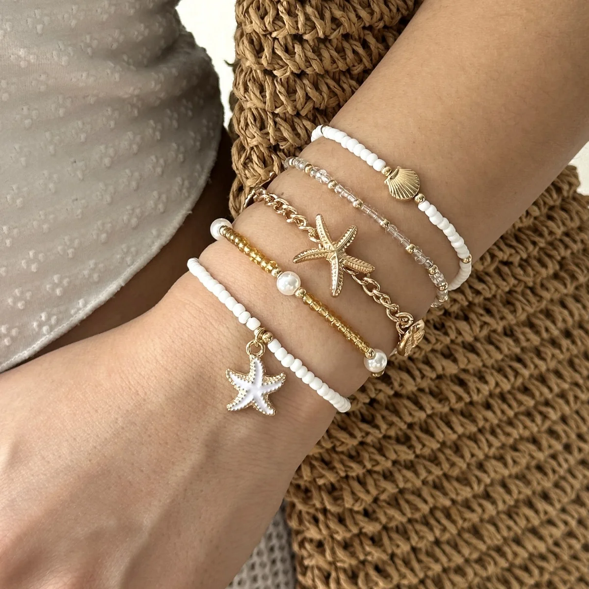 Mehrlagige Sommer-Armbänder aus Kunstharz mit Seesternen, Muscheln und simulierten Perlen für Damen und Herren, stapelbare Armbänder im Ozean-Stil. – Detail 15