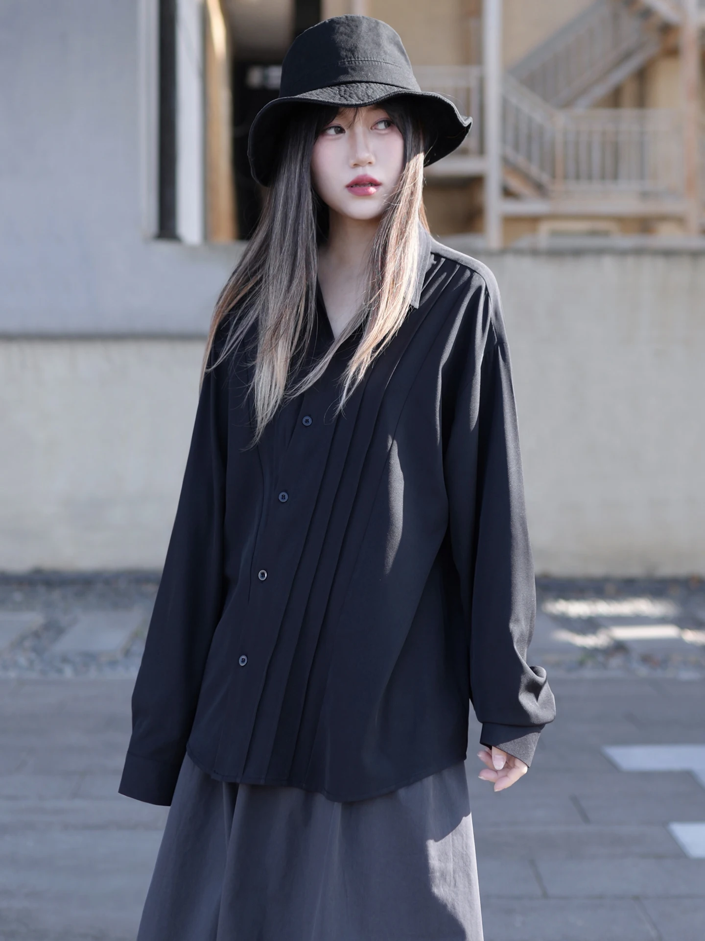 

Асимметричная женская рубашка с длинным рукавом, свободная, тонкая, весенне-летняя, черная, в темном стиле, модная, уникальный дизайн, с V-образным вырезом, на пуговицах, повседневный топ