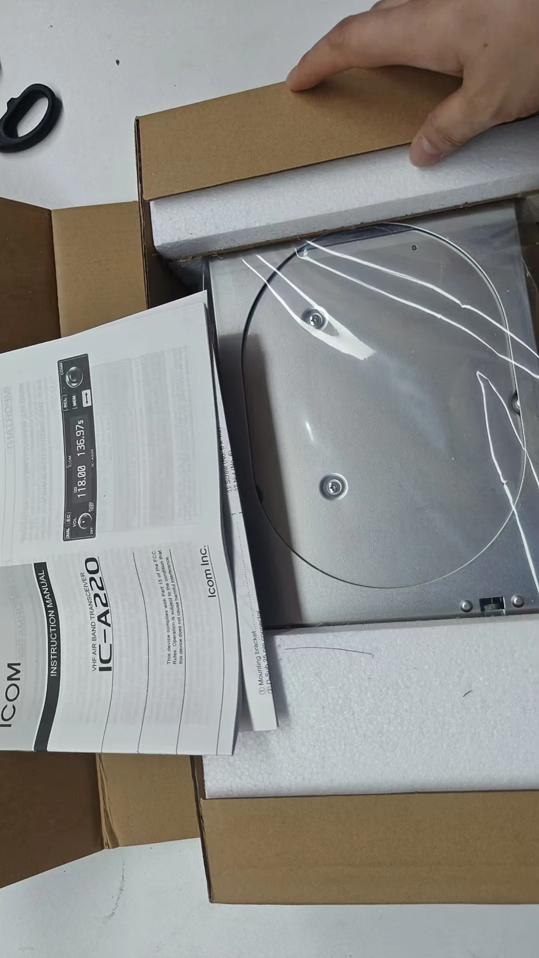 ICOM IC A220 8W Air Band aircrft Transceiver Aviation VHF  Mobile Radio VHF Air Band  13.8V built-in  авиационная связь