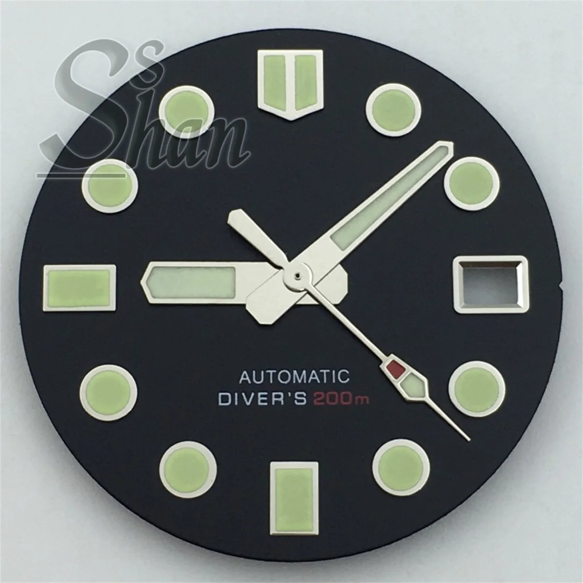 29 mm grünes Leuchtzifferblatt und Zeiger passen auf das NH35-Uhrwerk. Das Datumsfenster passt die 3-Uhr-Krone und die 3,8-Uhr-Krone