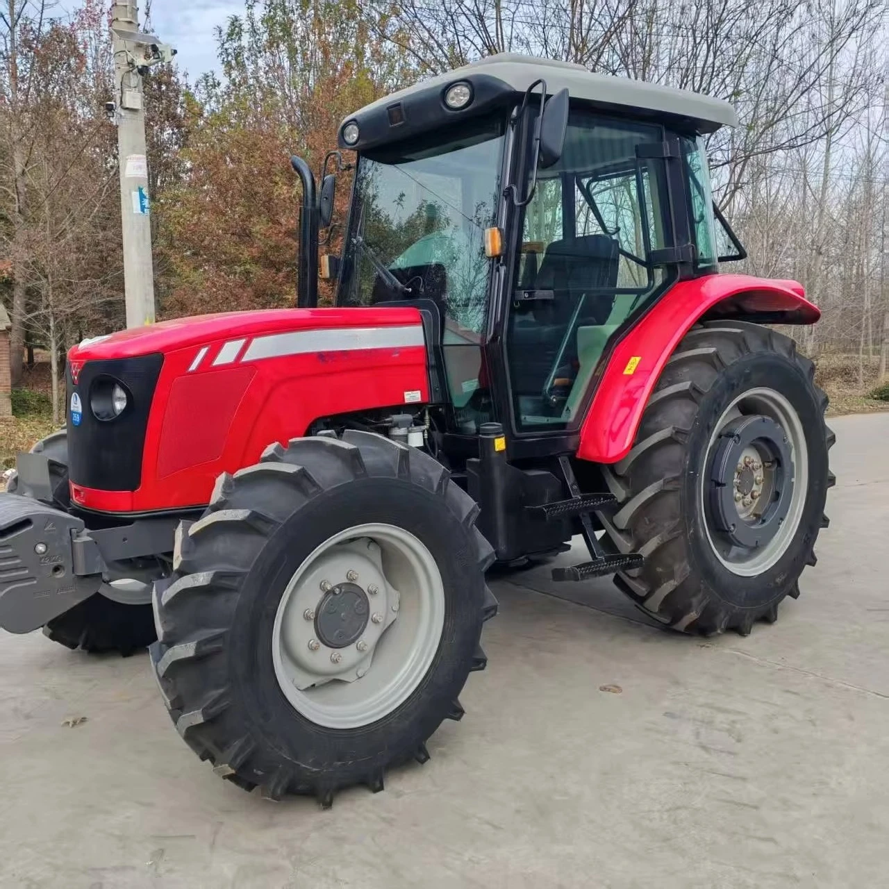 China's Compact 4WD Tractors 100HP Diesel Engine Used for Garden Agriculture Work at Low Prices