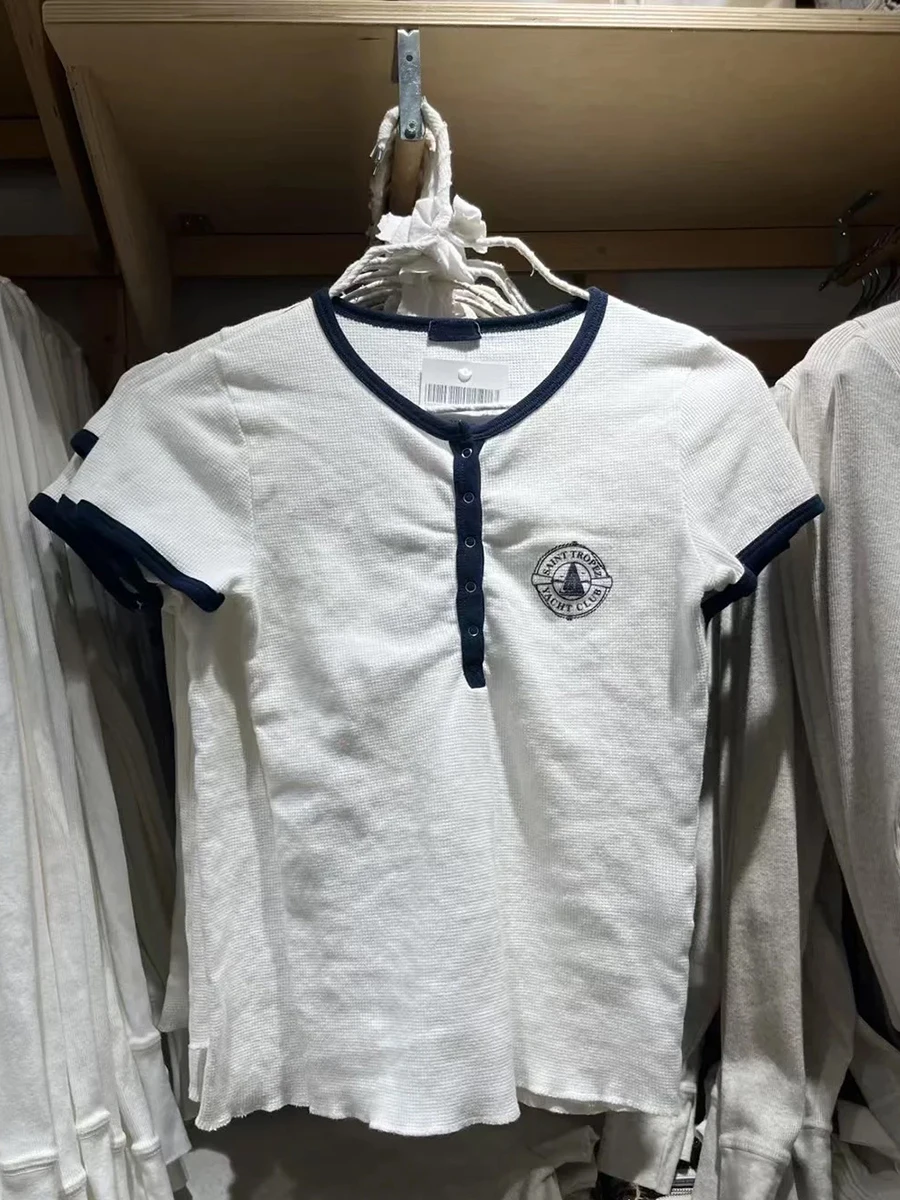 

Белая вафельная футболка с буквенным принтом, женская футболка с круглым вырезом и пуговицами, тонкие футболки с короткими рукавами, летние милые футболки в консервативном стиле с необработанным подолом, новый топ