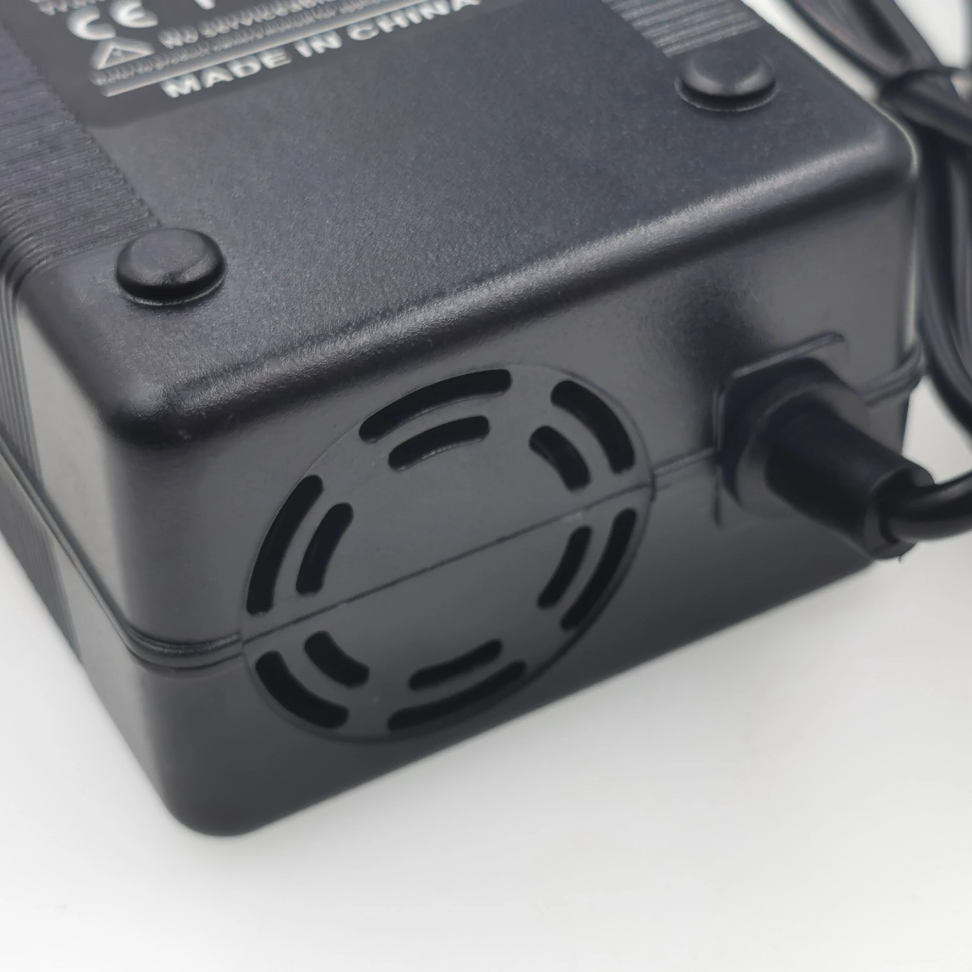 54,6 V 3A Batterieladegerät für 13S 48 V Li-Ionen-Akku, Elektrofahrrad-Lithium-Akku-Ladegerät, hohe Qualität, starke Wärmeableitung – Detail 5