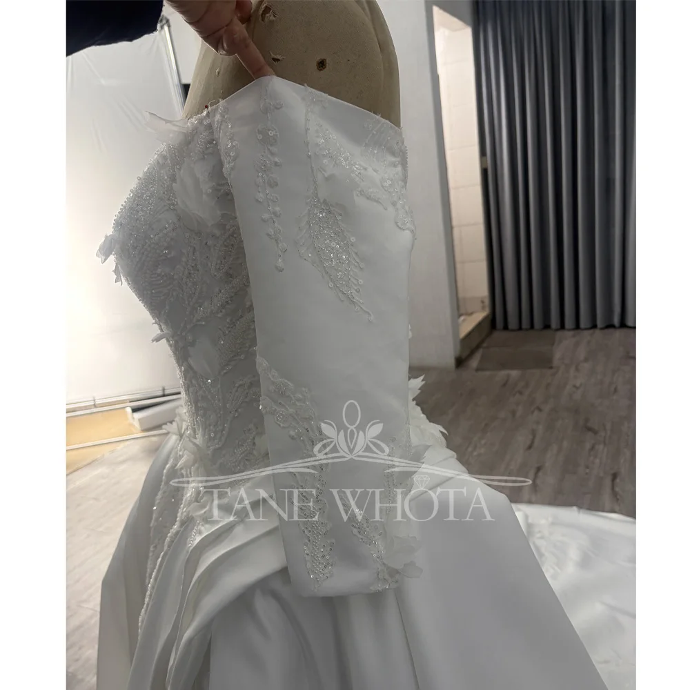 긴 소매가 있는 플러스 사이즈 끈이 없는 웨딩 드레스 레이스업 백 아플리케 비즈 장식 스팽글 맞춤형 신부 가운