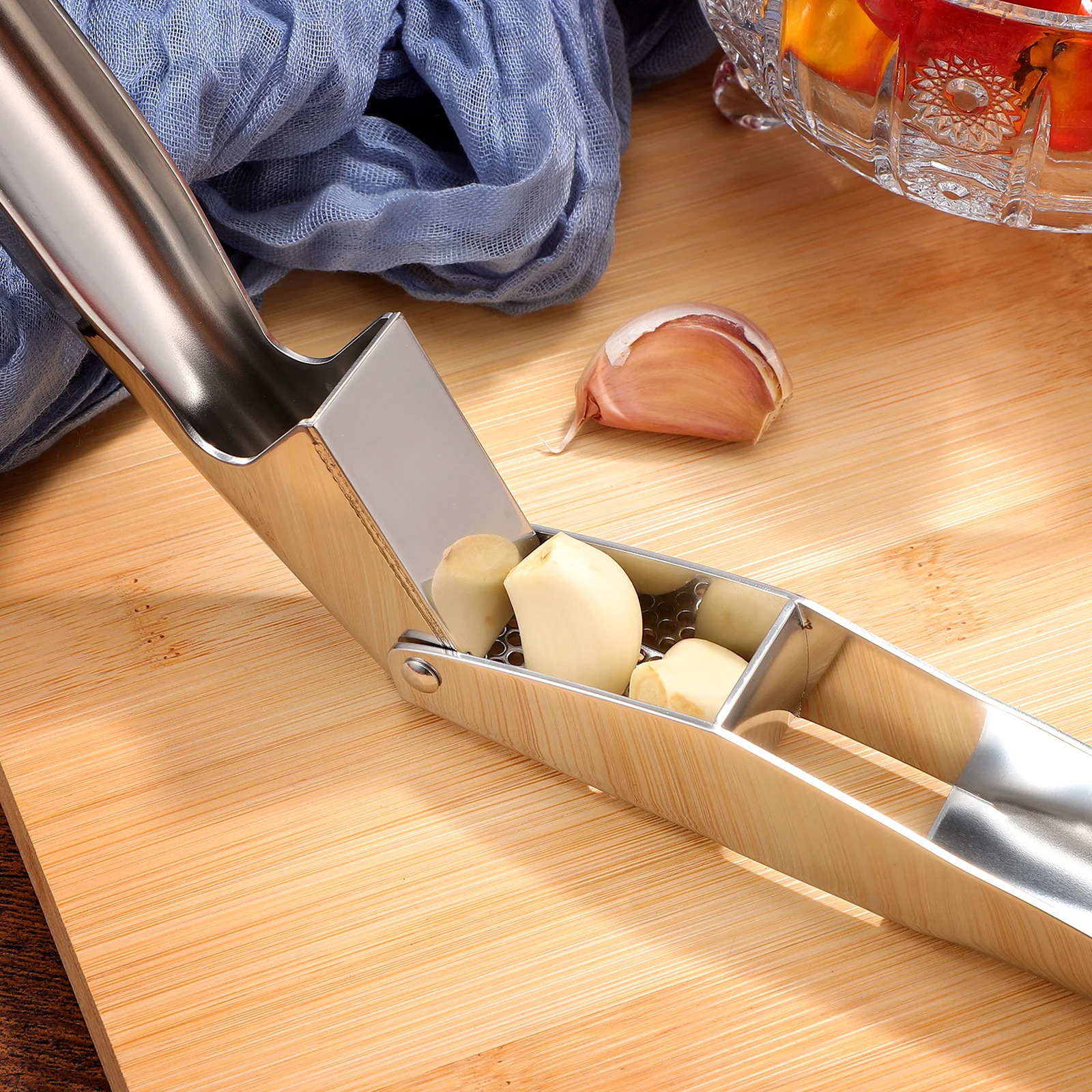 

Garlic Press Stainless Steel Manual Pressed Chopper Large Capacity Garlic Crusher Kitchen Mincer Food Tool Small Food Chopper
