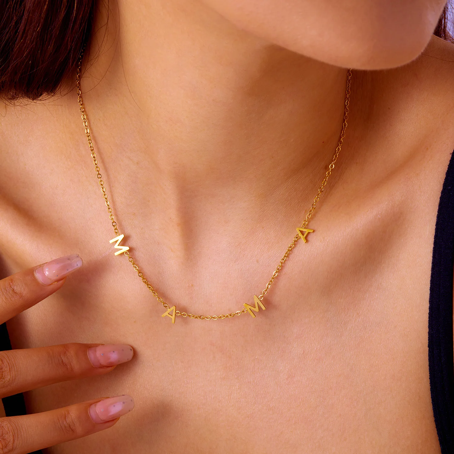 Halskette mit Mama-Buchstaben-Anhänger aus Edelstahl, schlicht, modisch, goldfarben, Schlüsselbein-Halsband für Frauen, perfektes Geschenk zum Muttertag – Detail 1