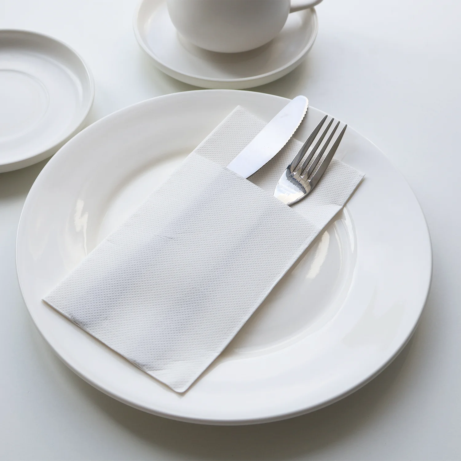 JINYUDOME 100/50 Stück weiße Taschenservietten 15,75 x 15,75 Zoll, mit integriertem Besteck, Einwegartikel für Hochzeit, Party, Café