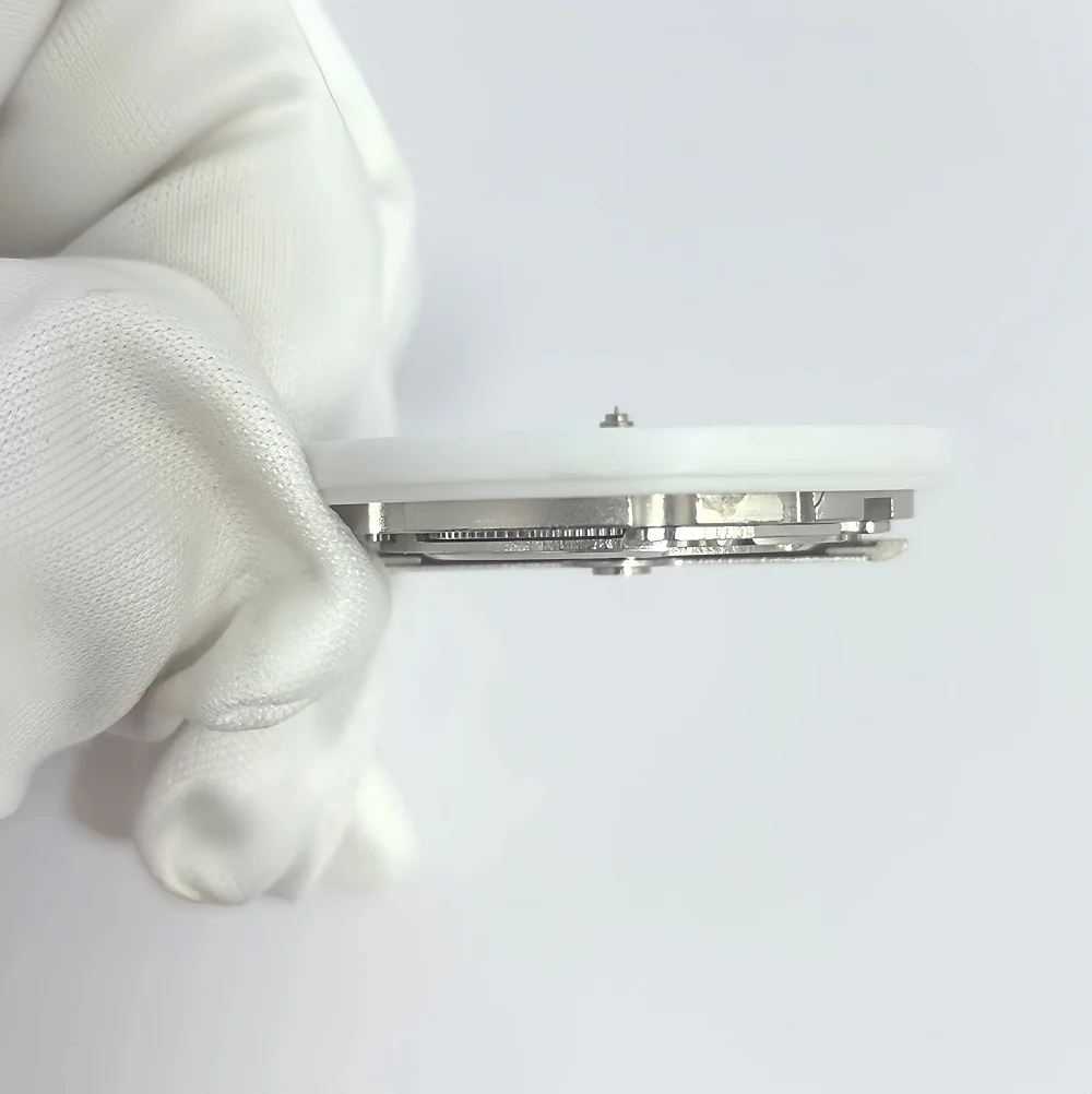 حركة ميكانيكية ميوتا 8285 ذاتية الملء، تتميز عرض التاريخ واليوم، 12:00/التاريخ عند الساعة 3:00، 21 جوهرة