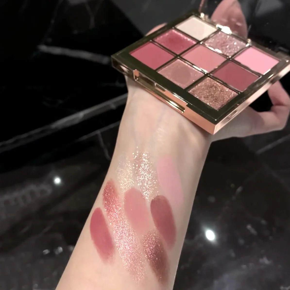 لوحة ظلال عيون من Flowerknoz Mocha Chocolate مكونة من 9 ألوان منخفضة التشبع بألوان أرضية غير لامعة لؤلؤية لامعة مكياج Huda Beauty