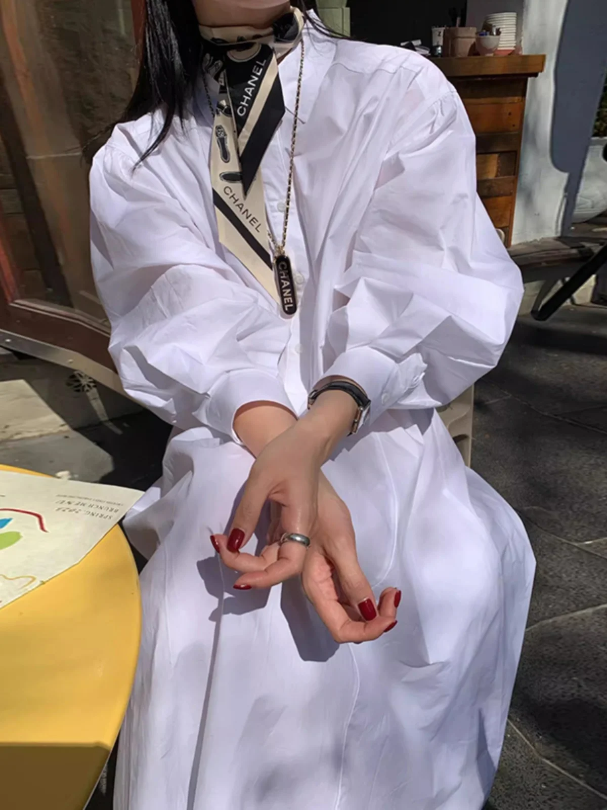 

Шикарное осеннее платье-рубашка для женщин: простота и элегантность, отложной воротник, на одной пуговице, однотонное, свободного кроя, с длинными рукавами.